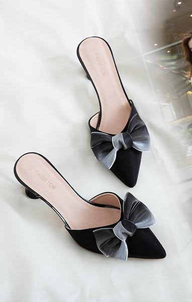 Sieviešu smailas čības ar lenti un papēdi