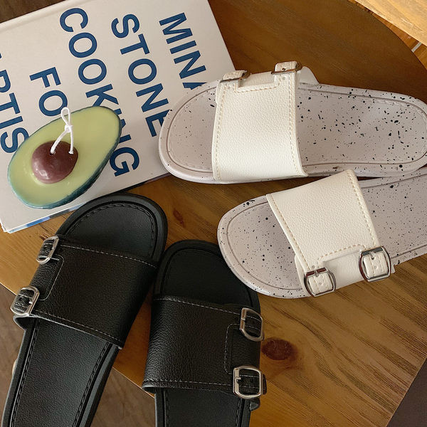 Sieviešu ikdienas čības no eko ādas ar metāla sprādzēm