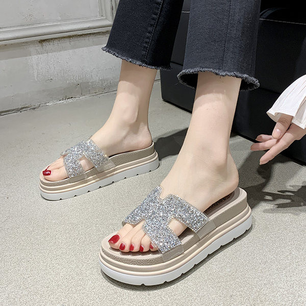 Papuci casual cu platforma inalta si curea cu efect stralucitor