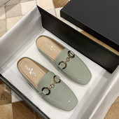 Papuci de dama din piele lacuita cu decor metalic