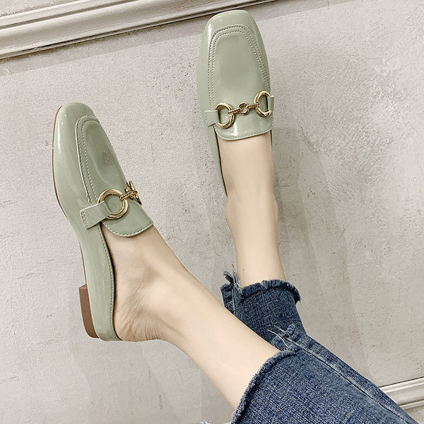 Papuci de dama din piele lacuita cu decor metalic