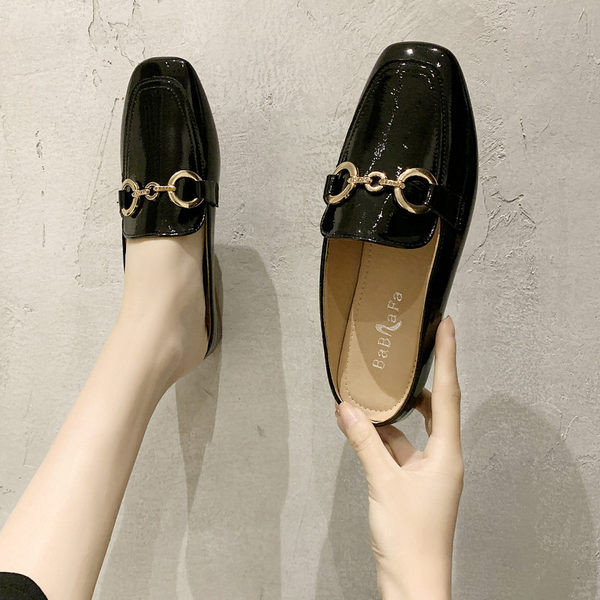 Papuci de dama din piele lacuita cu decor metalic