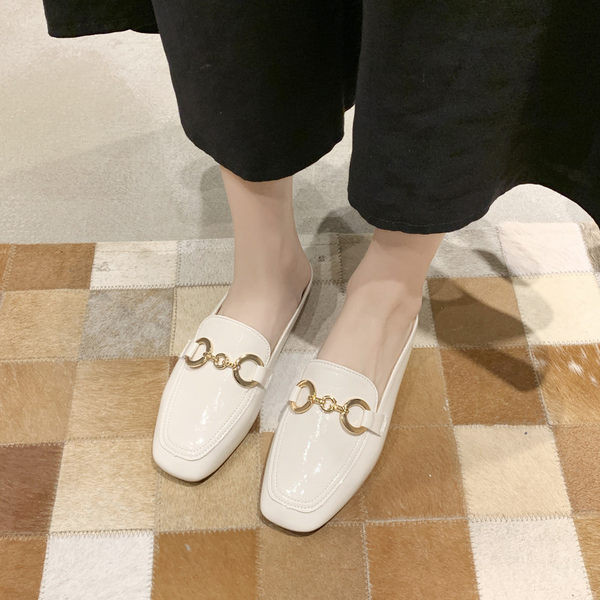 Papuci de dama din piele lacuita cu decor metalic