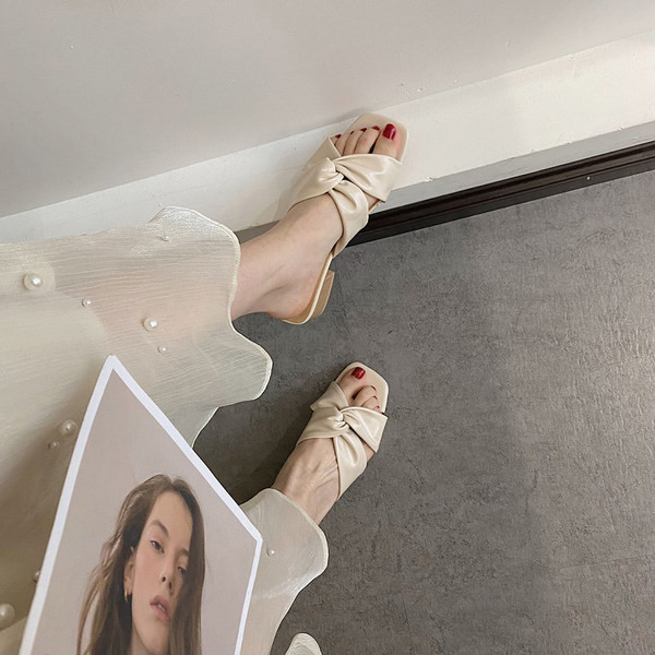 Sieviešu ādas čības bēšā krāsā