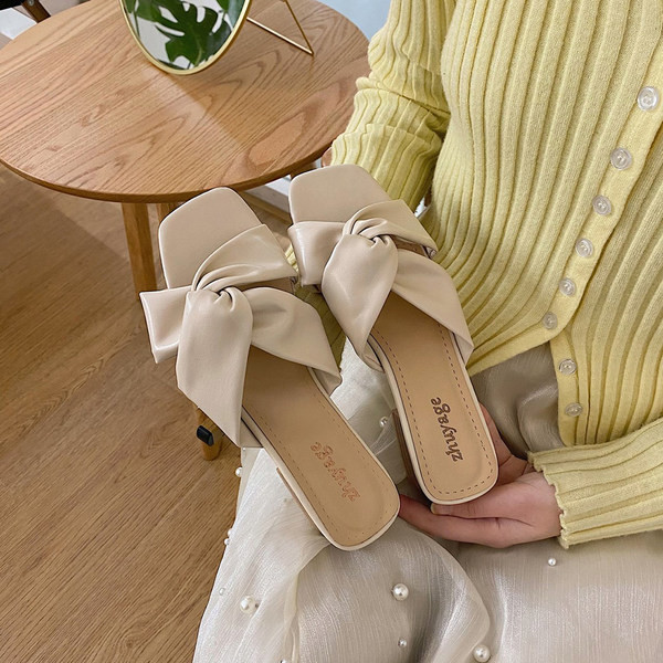 Sieviešu ādas čības bēšā krāsā