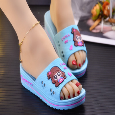 Sieviešu gumijas čības ar 3D elementu un 6 cm platformu