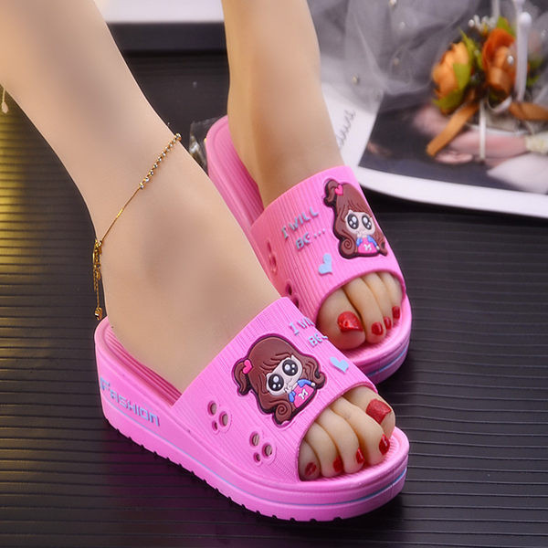 Sieviešu gumijas čības ar 3D elementu un 6 cm platformu