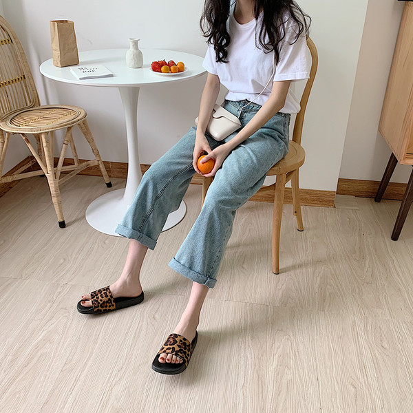 Jauns sieviešu čību modelis ar dzīvnieku apdruku