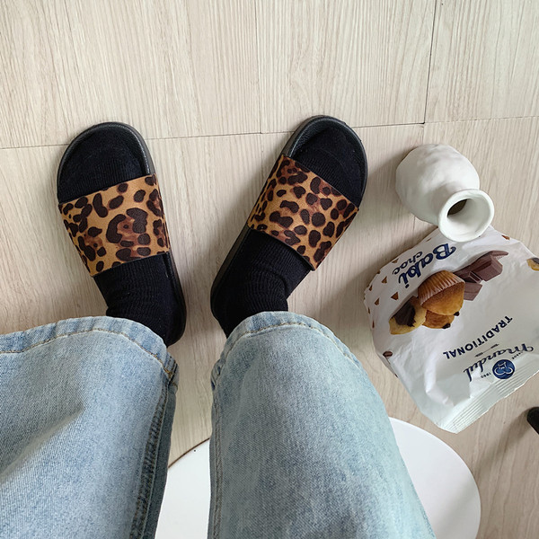 Jauns sieviešu čību modelis ar dzīvnieku apdruku