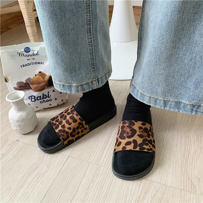 Jauns sieviešu čību modelis ar dzīvnieku apdruku