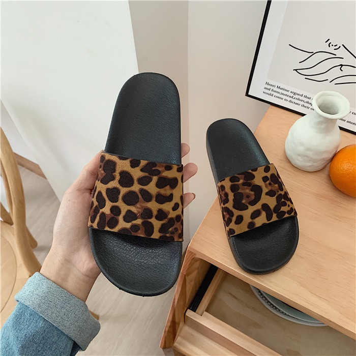 Jauns sieviešu čību modelis ar dzīvnieku apdruku