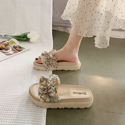 Jauns sieviešu čību modelis ar ziedu rakstu un lokām