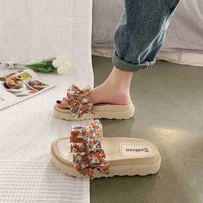 Jauns sieviešu čību modelis ar ziedu rakstu un lokām