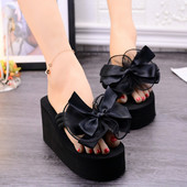 Modernas sieviešu čības ar platformu un satīna lenti