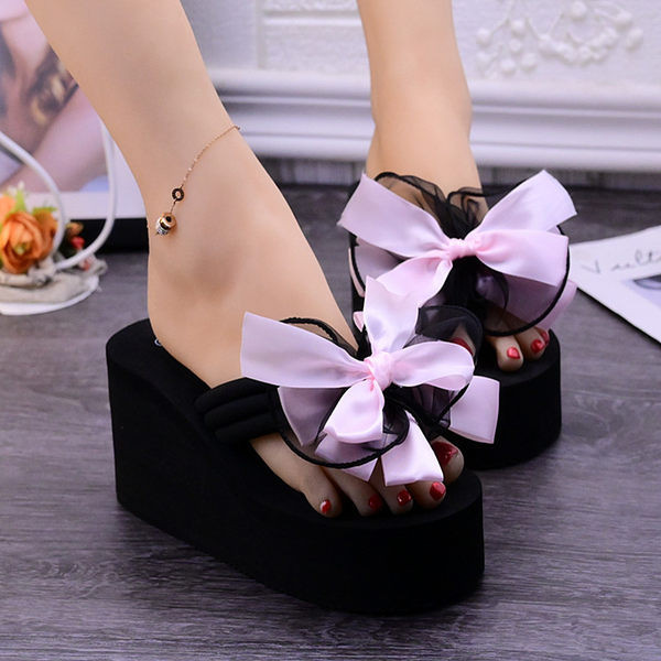 Modernas sieviešu čības ar platformu un satīna lenti