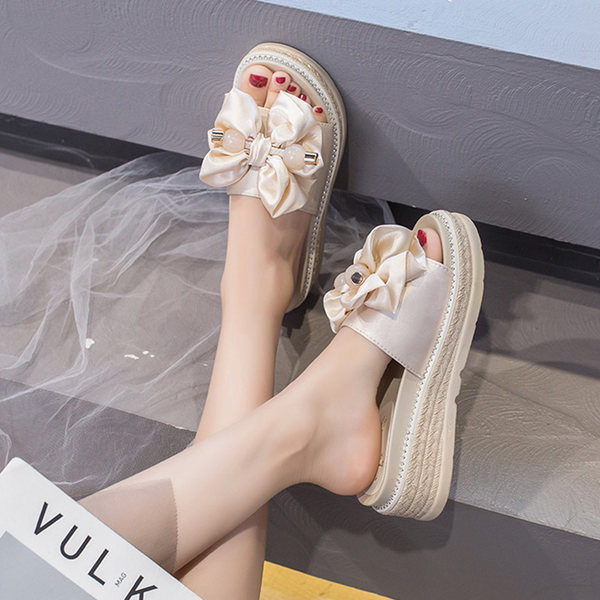 Sieviešu ikdienas čības ar platformu un tekstila lenti