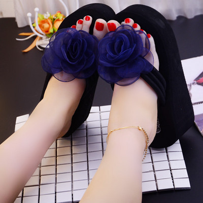 Sieviešu čības starp pirkstiem un ar 3D rozes elementu