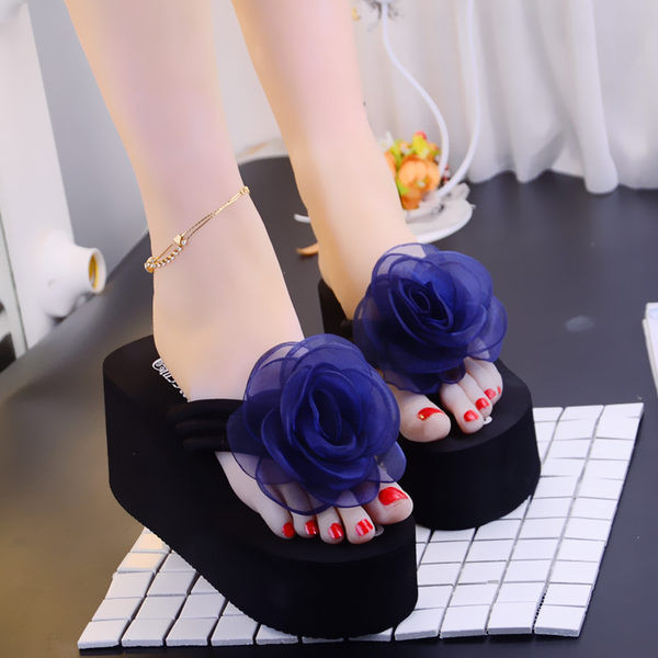 Sieviešu čības starp pirkstiem un ar 3D rozes elementu