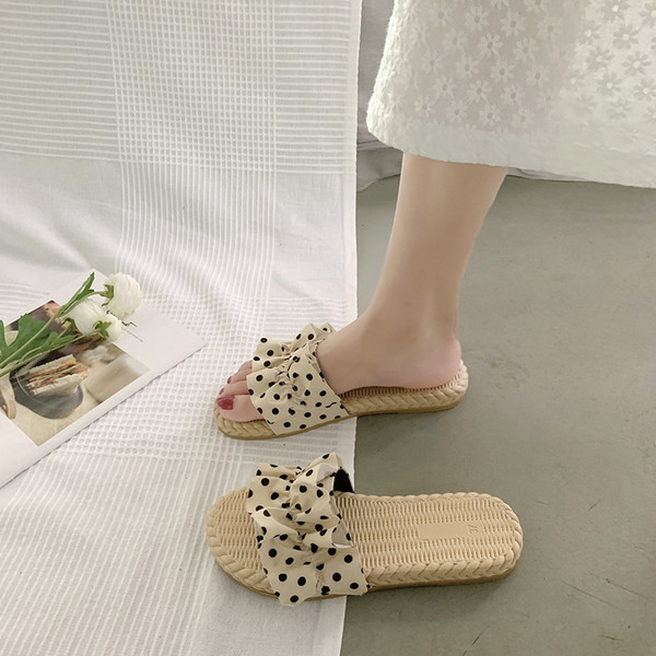 Ikdienas sieviešu čības ar plakanām zolēm un lokām vairākās krāsās