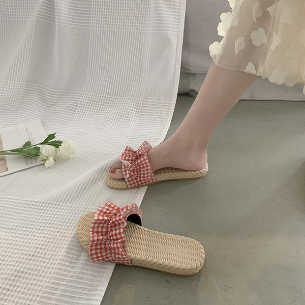 Ikdienas sieviešu čības ar plakanām zolēm un lokām vairākās krāsās