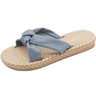 Sieviešu čības ar ādas lenti un plakanu zoli