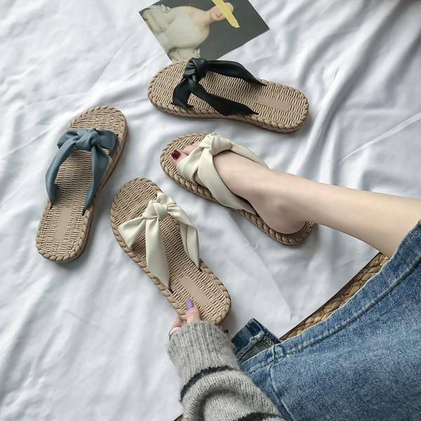 Sieviešu čības ar ādas lenti un plakanu zoli