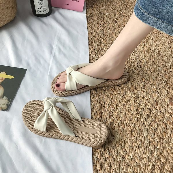 Sieviešu čības ar ādas lenti un plakanu zoli