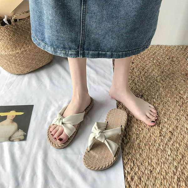 Sieviešu čības ar ādas lenti un plakanu zoli