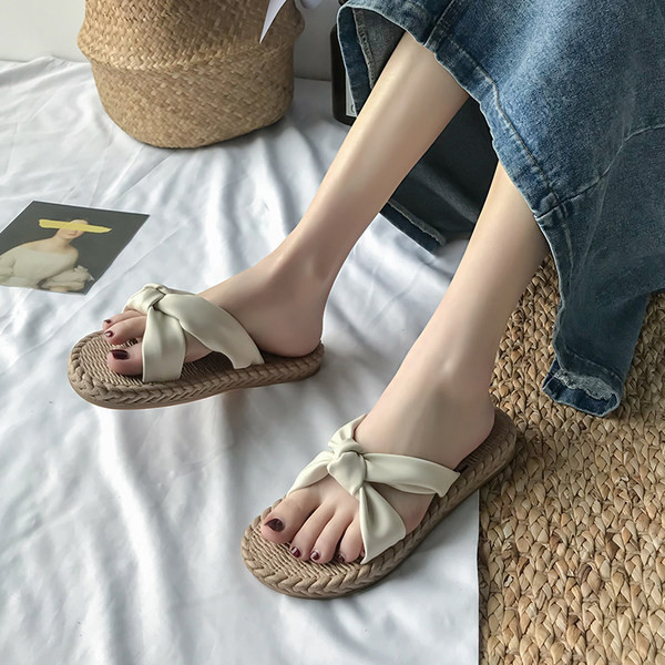 Sieviešu čības ar ādas lenti un plakanu zoli