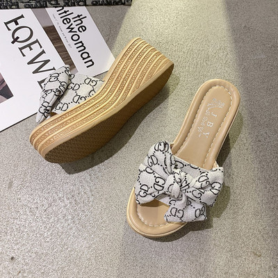 Model nou de papuci cu platforma si panglica textila