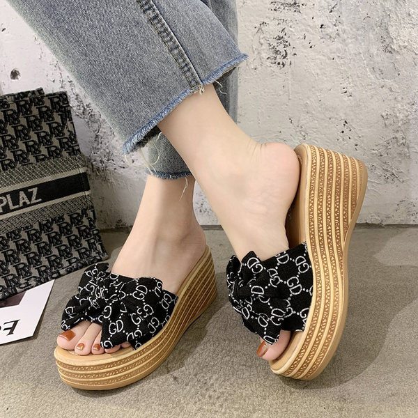 Model nou de papuci cu platforma si panglica textila