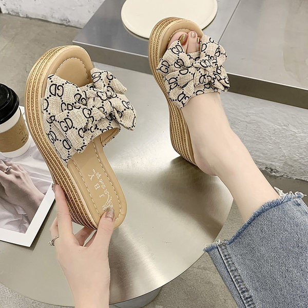 Model nou de papuci cu platforma si panglica textila