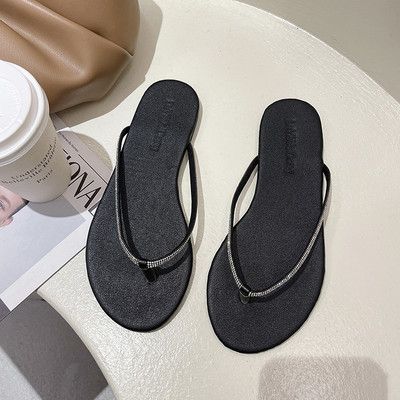 Jauns sieviešu flipu modelis ar plakanu zoli baltā un melnā krāsā