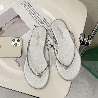 Jauns sieviešu flipu modelis ar plakanu zoli baltā un melnā krāsā