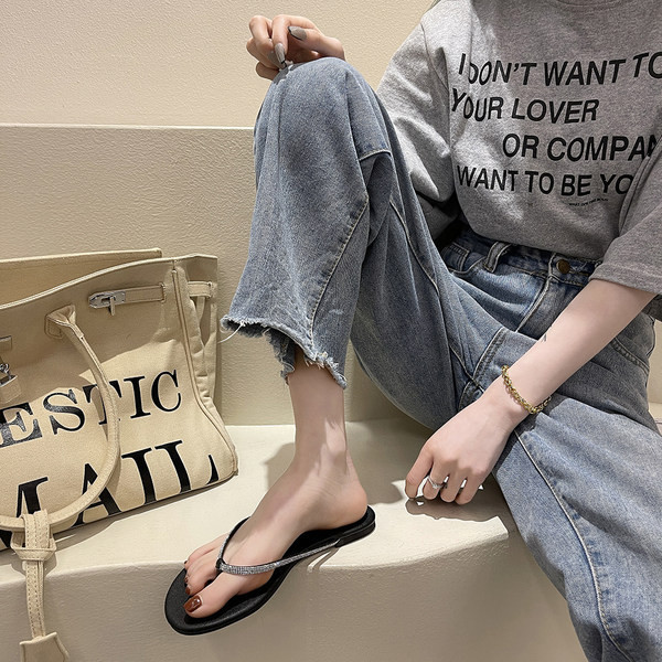 Jauns sieviešu flipu modelis ar plakanu zoli baltā un melnā krāsā