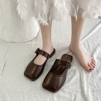 Sieviešu kvadrātveida slēgtas čības ar sprādzi