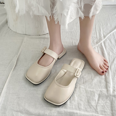 Sieviešu kvadrātveida slēgtas čības ar sprādzi