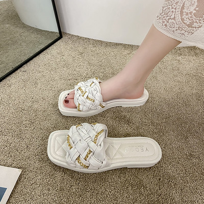 Sieviešu mākslīgās ādas čības ar metāla ķēdīti un zemu papēdi