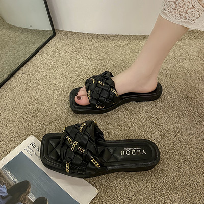 Sieviešu mākslīgās ādas čības ar metāla ķēdīti un zemu papēdi