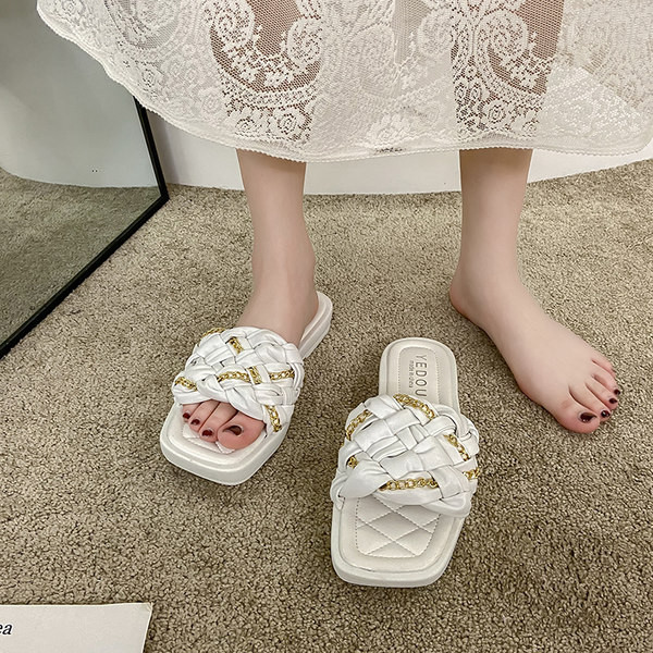 Sieviešu mākslīgās ādas čības ar metāla ķēdīti un zemu papēdi