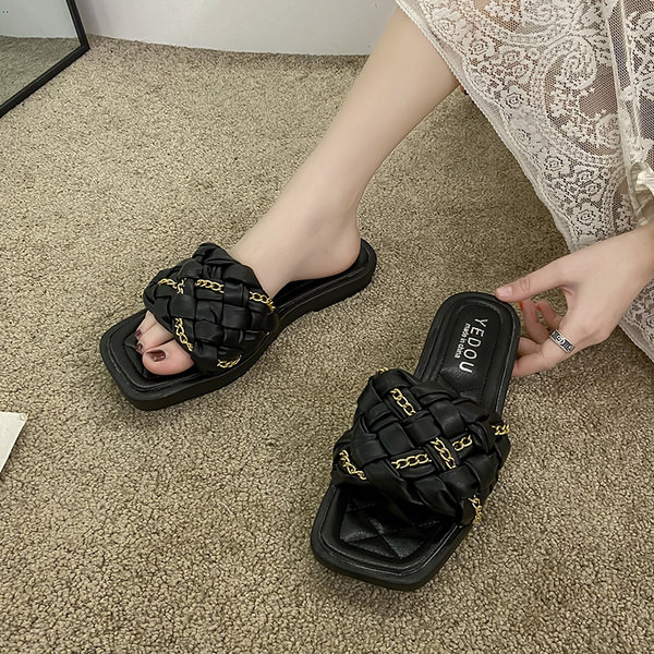 Sieviešu mākslīgās ādas čības ar metāla ķēdīti un zemu papēdi