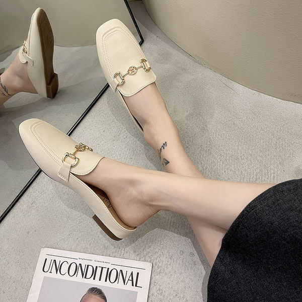 Jauns atsperu čību modelis no eko ādas ar metāla apdari