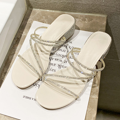 Aktuālās sieviešu čības ar akmeņiem un biezu papēdi