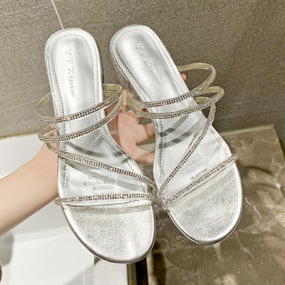 Aktuālās sieviešu čības ar akmeņiem un biezu papēdi