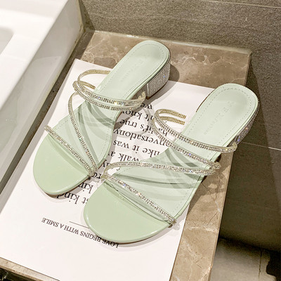 Aktuālās sieviešu čības ar akmeņiem un biezu papēdi