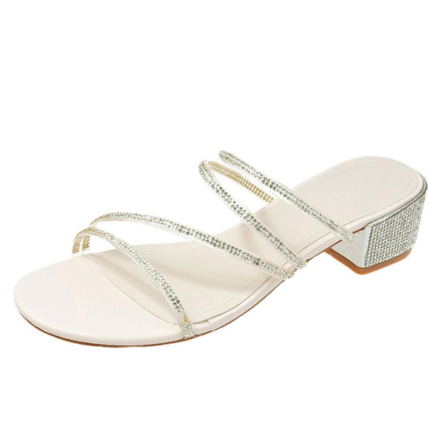 Aktuālās sieviešu čības ar akmeņiem un biezu papēdi