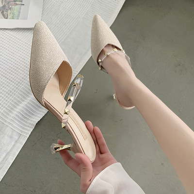 Model nou de pantofi dama ascutit cu carouri metalice si toc inalt de 7 cm