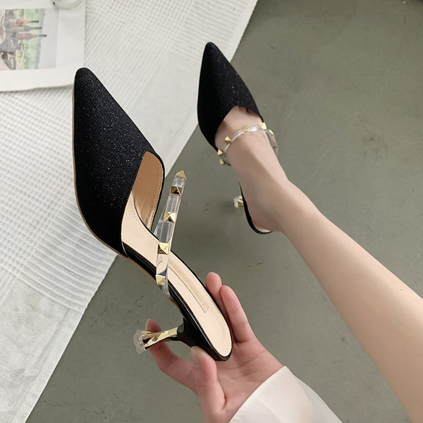 Model nou de pantofi dama ascutit cu carouri metalice si toc inalt de 7 cm