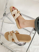 Modernas sieviešu čības no eko ādas ar metāla elementu bēšā un melnā krāsā