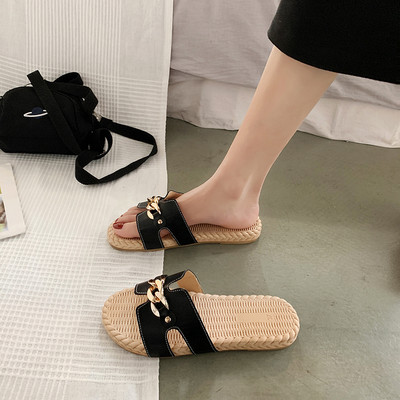 Modernas sieviešu čības no eko ādas ar metāla elementu bēšā un melnā krāsā